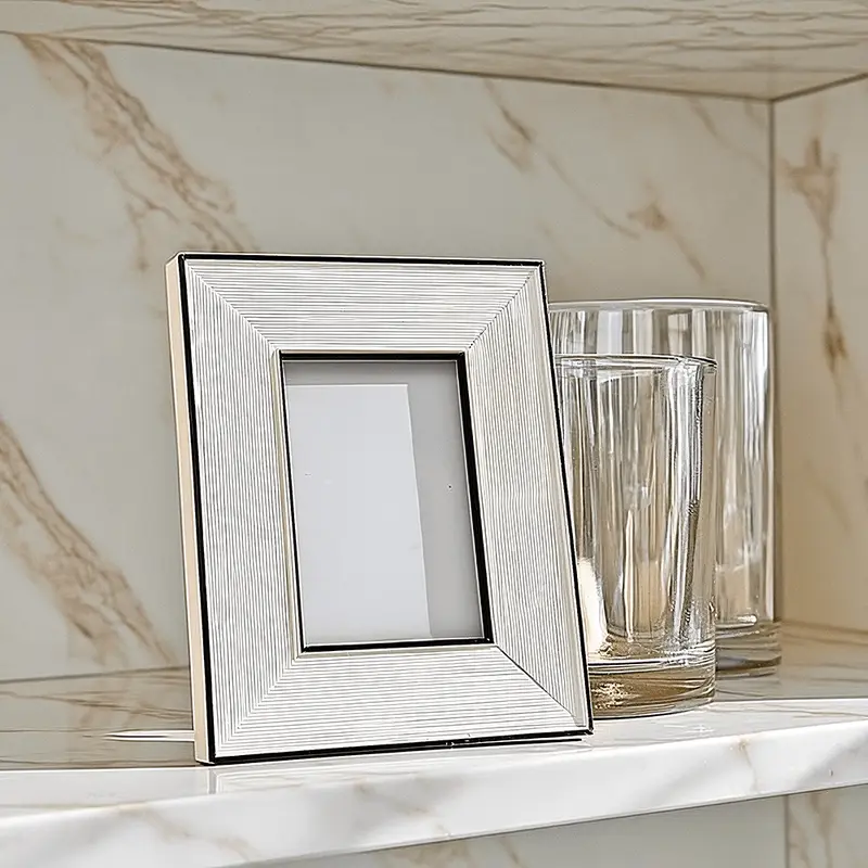 Lysa Black & White Monochrome Photo Frame- 4x6"